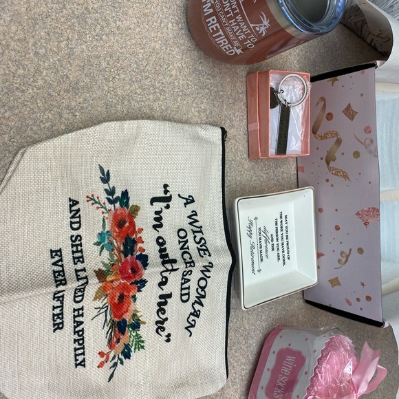 Brand new retirement gift box for her - Picture 5 of 9